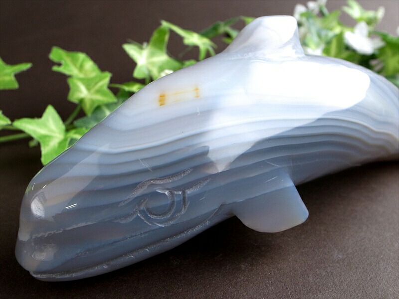 瑪瑙の大海原を悠然と泳ぐ 地球最大の生命 瑪瑙 シロナガスクジラ 彫刻置物 重さ467g 幅187mm メノウ アゲート ジオード 瑪瑙&水晶 シロナガスクジラが紡ぐ