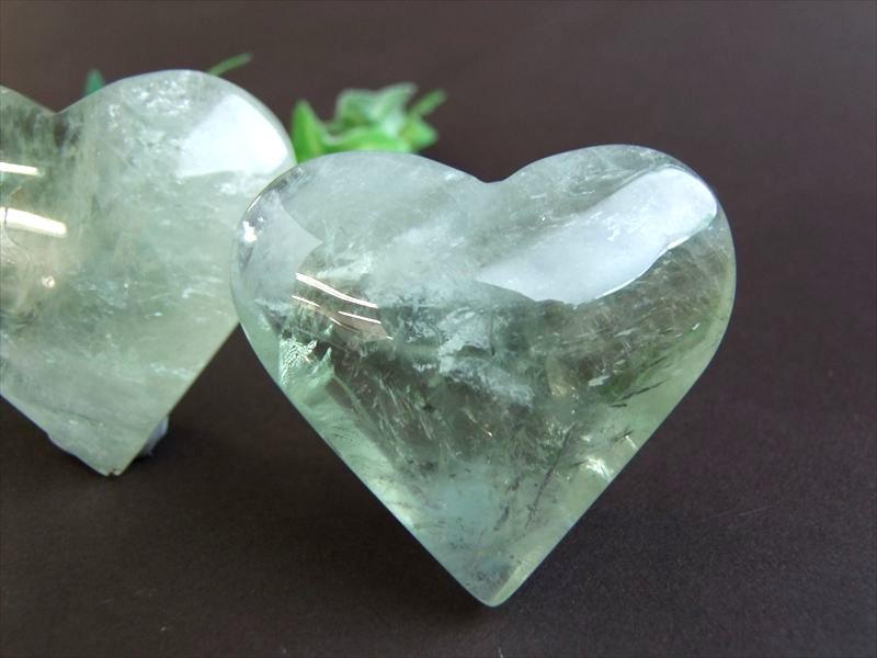 プラシオライト ハート タンブル 1個売り 重さ約90g-100g 希少な緑水晶 癒し・ストレス緩和の石 ぷっくりとしたかわいいハート型のタンブル ブラジル産