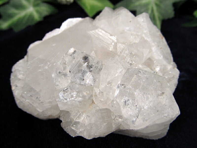 魅惑のアジャンタ アポフィライト 魚眼石 原石 最大幅約61mm 重さ約102g 第三の目を開く 強力な浄化の石 ゼオライトグループの結晶鉱物 天使の水晶 一点物