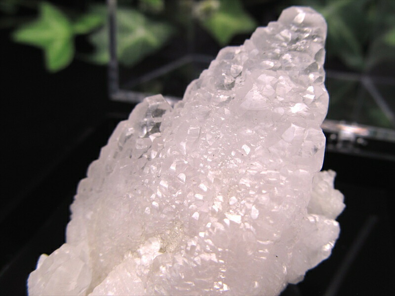 大人気の妖艶なピンク色発光 蛍光ピンクカルサイト 原石 コレクションケース付 高さ 33mm 重さ 44g 持ち主の心を包み込むような強力な癒し ストレスの緩和