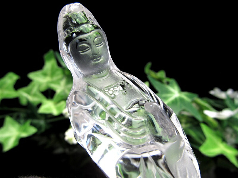 極上彫刻置物 天然水晶 白衣観音 彫刻置物 木製台座付き 高さ124mm 重さ128g 無病息災・除災招福・子宝安産のご利益 風水やインテリアに 一点物 ブラジル産