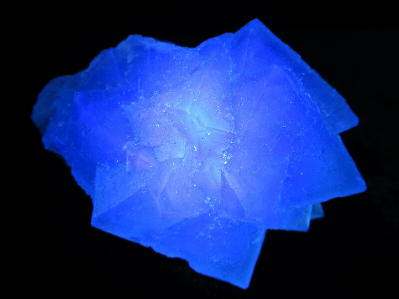 幻のグリーンが 闇夜に青く輝く 蛍光 フローライト 結晶 原石 重さ129g 最大幅約66mm マダガスカル産 蛍光フローライトの奇跡 魅惑の逸品