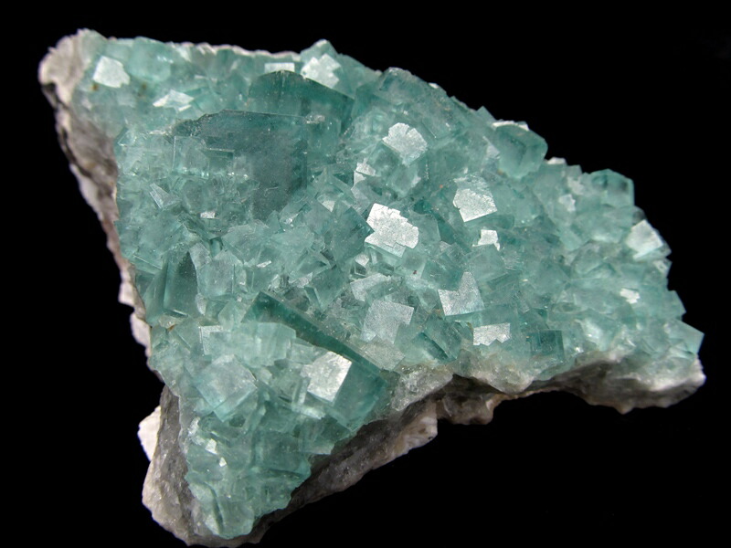 幻のグリーンが 闇夜に青く輝く 蛍光 フローライト 結晶 原石 重さ300g 最大幅約96mm マダガスカル産 蛍光フローライトの奇跡 魅惑の逸品