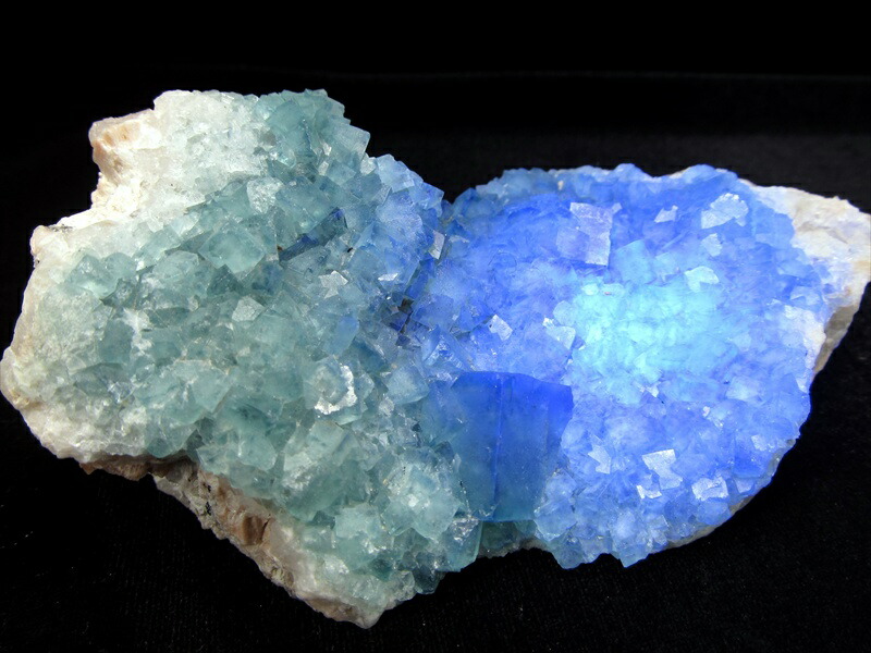 幻のグリーンが 闇夜に青く輝く 蛍光 フローライト 結晶 原石 重さ308g 最大幅約123mm マダガスカル産 蛍光フローライトの奇跡 魅惑の逸品