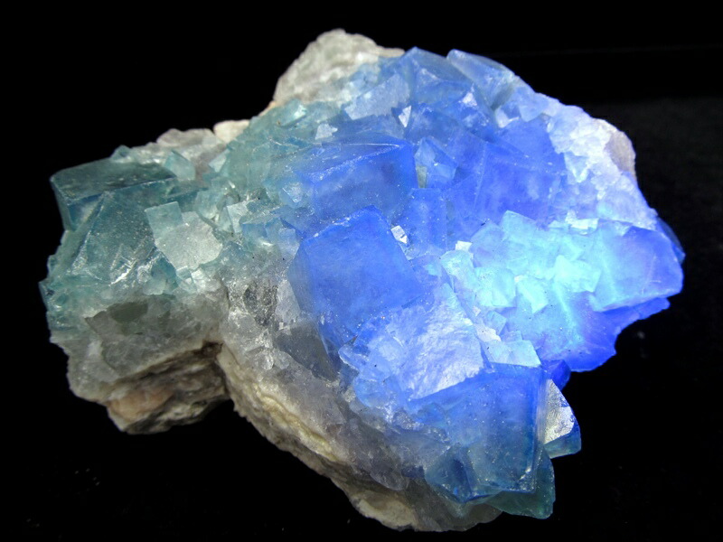 幻のグリーンが 闇夜に青く輝く 蛍光 フローライト 結晶 原石 重さ437g 最大幅約86mm マダガスカル産 蛍光フローライトの奇跡 魅惑の逸品