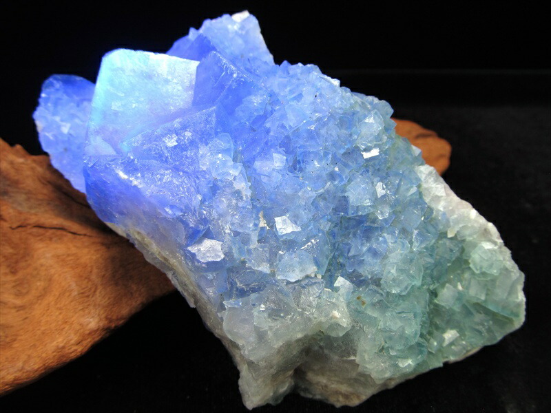 幻のグリーンが 闇夜に青く輝く 蛍光 フローライト 結晶 原石 重さ457g 最大幅約124mm マダガスカル産 蛍光フローライトの奇跡 魅惑の逸品