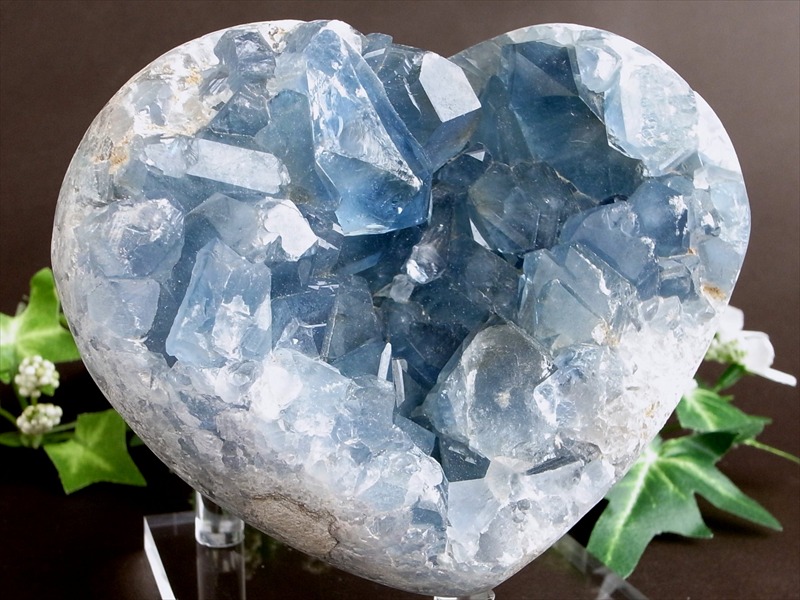 天然のハート型 天使の石 4A セレスタイト 原石 アクリルスタンド付 重さ 1455g 高さ 70mm 清浄、博愛、休息の象徴 極上天然石 一点もの マダガスカル産