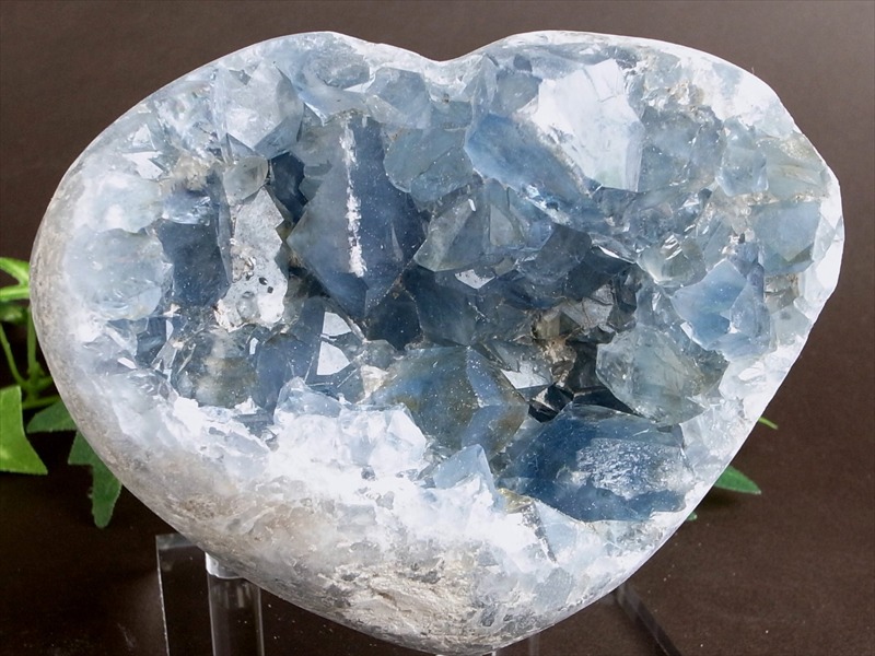 天然のハート型 天使の石 4A セレスタイト 原石 アクリルスタンド付 重さ 1381g 高さ 81mm 清浄、博愛、休息の象徴 極上天然石 一点もの マダガスカル産