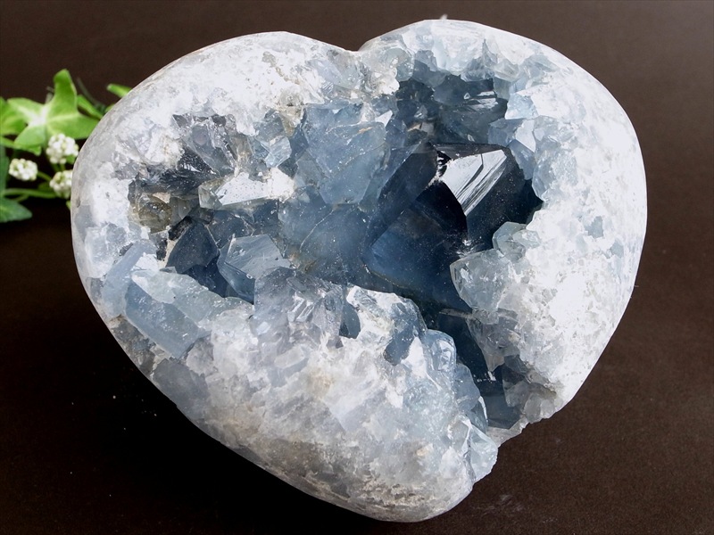 天然のハート型 天使の石 4A セレスタイト 原石 アクリルスタンド付 重さ 1691g 高さ 74mm 清浄、博愛、休息の象徴 極上天然石 一点もの マダガスカル産
