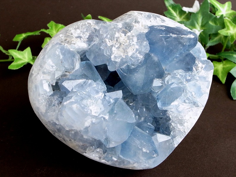 天然のハート型 天使の石 4A セレスタイト 原石 アクリルスタンド付 重さ 1252g 高さ 73mm 清浄、博愛、休息の象徴 極上天然石 一点もの マダガスカル産