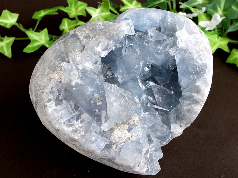 天然のハート型 天使の石 4A セレスタイト 原石 アクリルスタンド付 重さ 1355g 高さ 71mm 清浄、博愛、休息の象徴 極上天然石 一点もの マダガスカル産
