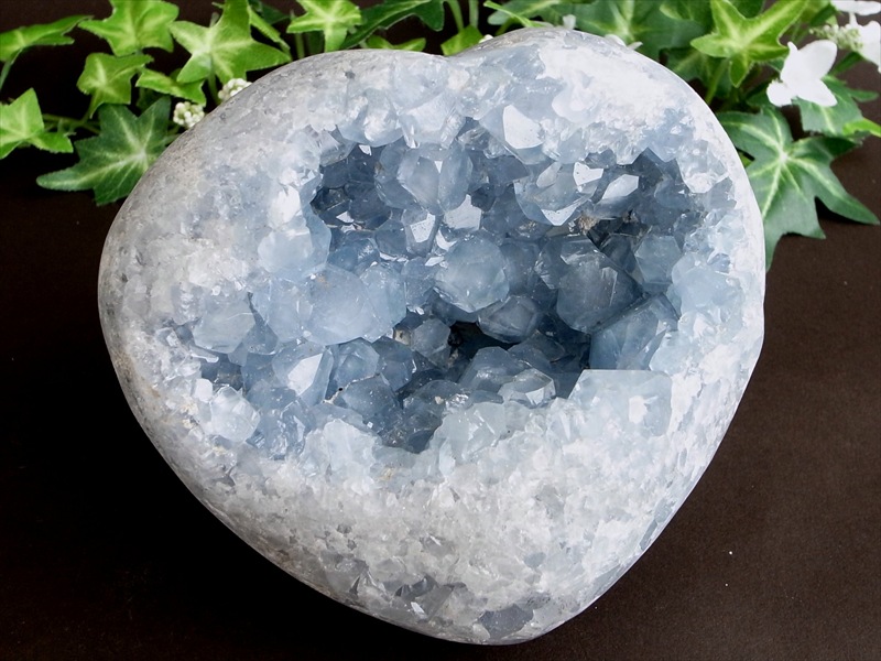 天然のハート型 天使の石 4A セレスタイト 原石 アクリルスタンド付 重さ 1834g 高さ 90mm 清浄、博愛、休息の象徴 極上天然石 一点もの マダガスカル産