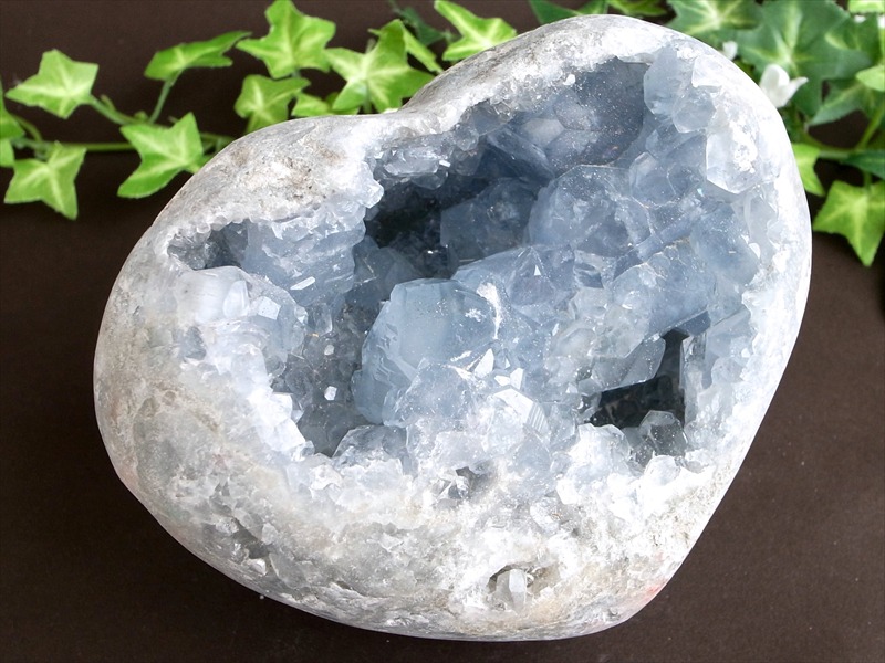 天然のハート型 天使の石 4A セレスタイト 原石 アクリルスタンド付 重さ 1984g 高さ 81mm 清浄、博愛、休息の象徴 極上天然石 一点もの マダガスカル産