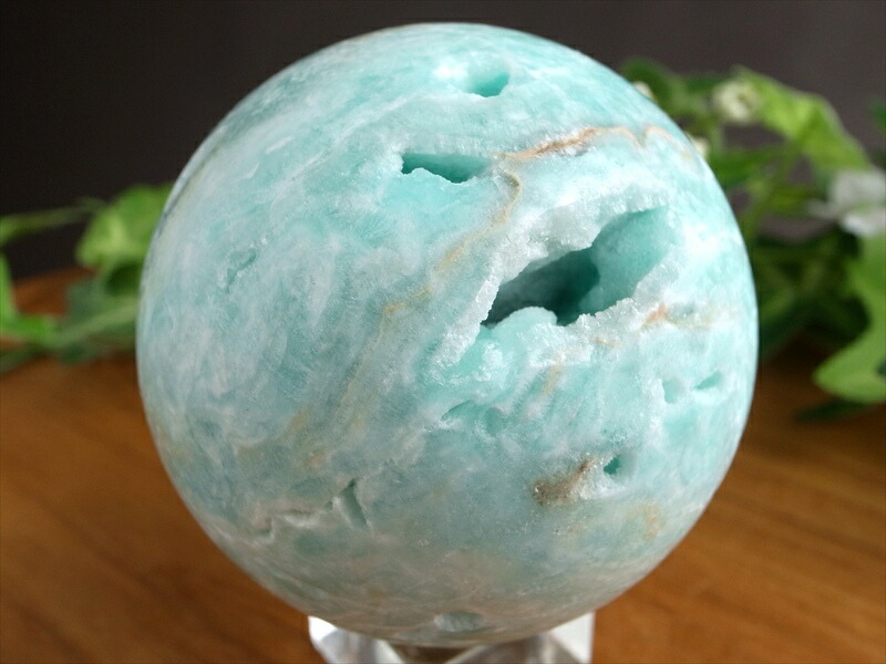 淡く優しいスカイブルーとホワイトのグラデーション ブルーアラゴナイト 霰石 丸玉 台座付 直径55mm 重さ250g 癒し なごみ石 ストレス緩和の石 置物