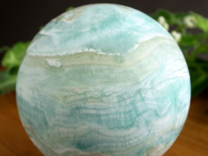 淡く優しいスカイブルーとホワイトのグラデーション ブルーアラゴナイト 霰石 丸玉 台座付 直径55mm 重さ262g 癒し なごみ石 ストレス緩和の石 置物