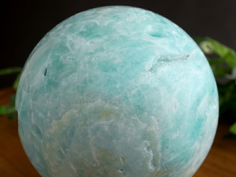 淡く優しいスカイブルーとホワイトのグラデーション ブルーアラゴナイト 霰石 丸玉 台座付 直径64mm 重さ383g 癒し なごみ石 ストレス緩和の石 置物