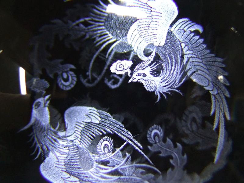 夫婦円満の象徴 鳳凰 つがいの鳳凰 人工水晶丸玉 直径約80mm レーザー彫刻 幻想的に浮かび上がる彫刻 吉祥の霊鳥 夫婦和合の象徴 置物 台座付き