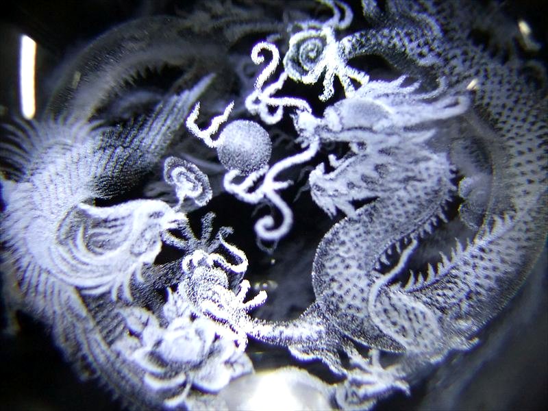 鳳凰と神龍 人工水晶丸玉 直径約80mm レーザー彫刻 幻想的に浮かび上がる彫刻 ドラゴンボール 五本爪の龍 縁起物 彫り物 置物 台座付き 人工水晶 inmy