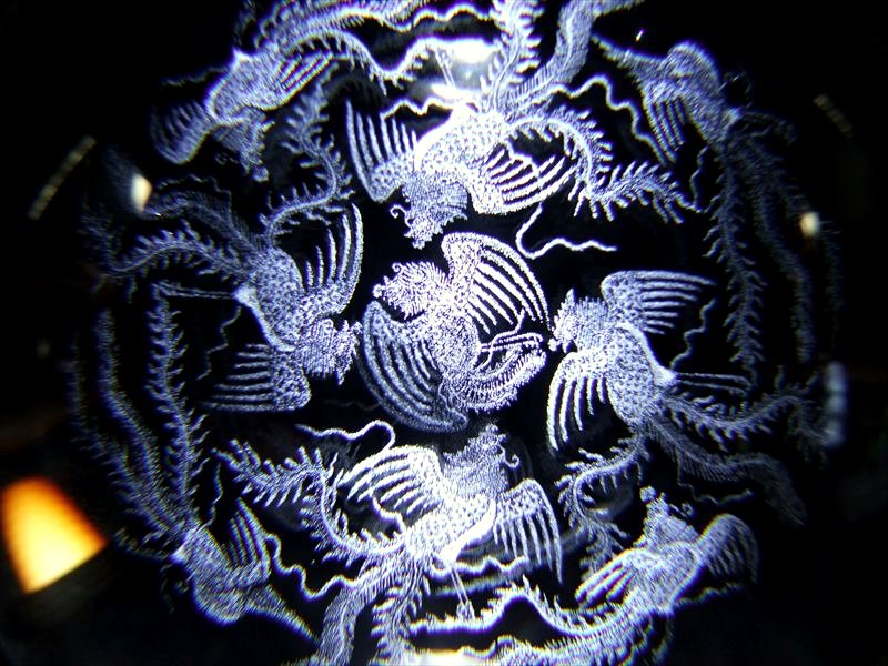 鳳生九雛 鳳凰 9羽の鳳凰 人工水晶 丸玉 直径約80mm レーザー彫刻 幻想的に浮かび上がる彫刻 吉祥の霊鳥 置物 台座付き 人工水晶 パワーストーン