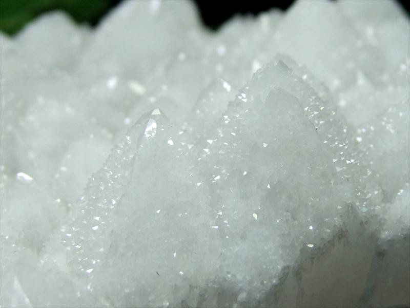 新雪の様なキラキラ スノーホワイト ドゥルージーキャップ クォーツ クラスター 最大幅125mm 重さ569g 氷の様なキラキラドゥルージー結晶 無数のポイント群生