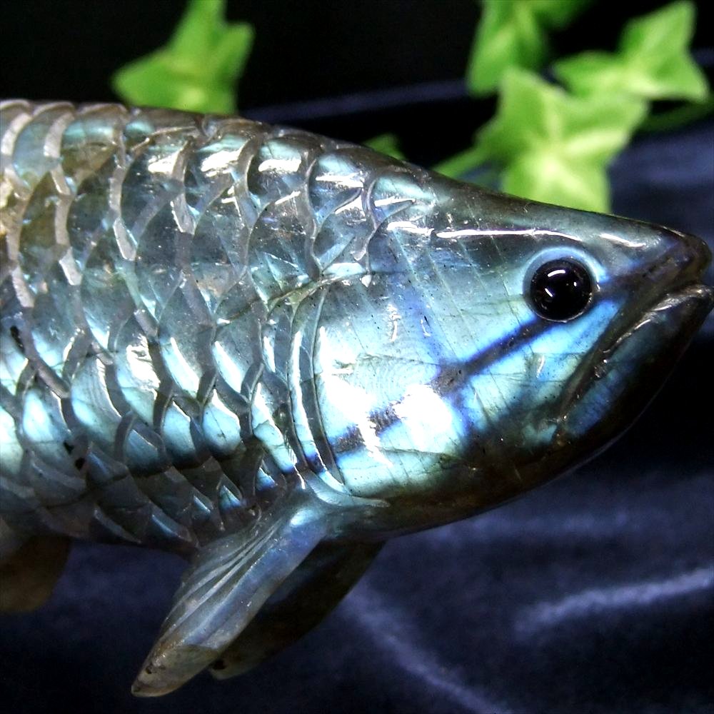 美しいブルーシラー アロワナ ラブラドライト 置物 台座付 幅約148mm 重さ約293g 龍魚と呼ばれる古代魚 権力や繁栄、事業の発展の意味を持つモチーフ