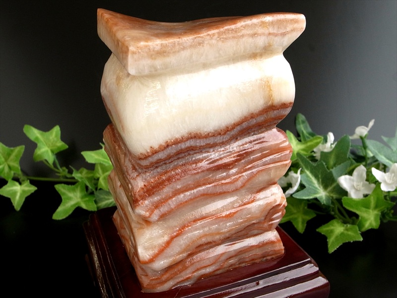 まるで 豚肉 招財 のお守り ポークストーン 豚肉石 置物 木製専用台座付 重さ約1529g 高さ約148mm 少量限定 ネタ感満載 マニアック天然石 一点もの 中国