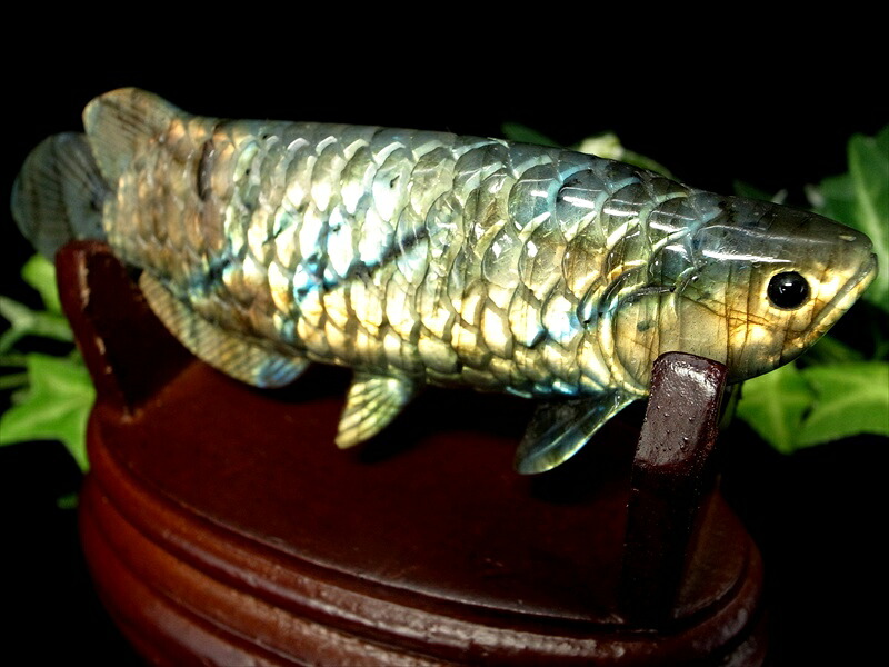 黄龍 アロワナ ラブラドライト 置物 台座付 幅約113mm 重さ約174g 龍魚と呼ばれる古代魚 権力や繁栄、事業の発展の意味を持つモチーフ 代表的な金運の石