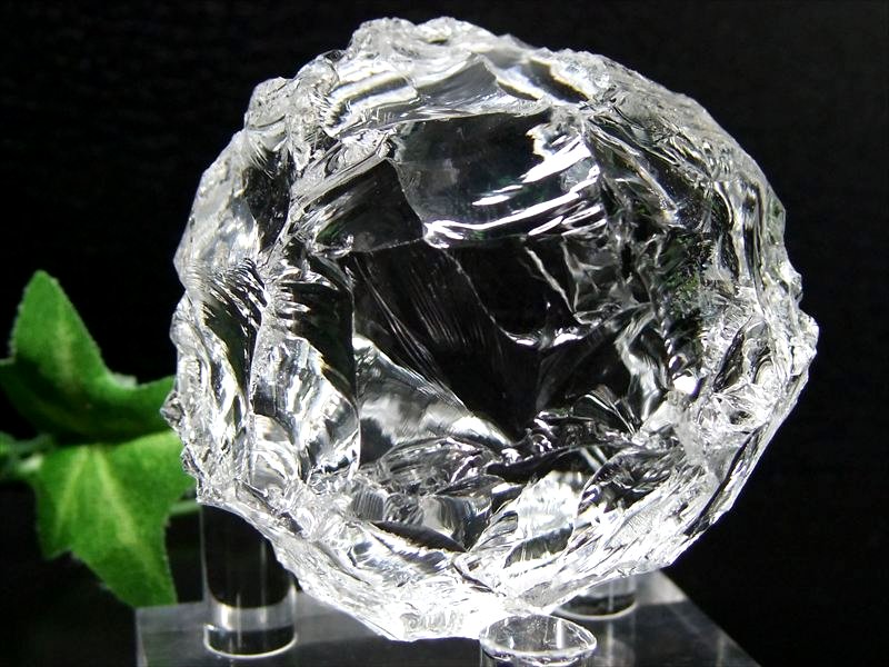 宙に浮く台座付き かっこみ水晶 置物 直径約45mm 氷のような透明感と唯一無二の造形美 ブラジル産 パワーストーン 天然石 天然水晶 置物