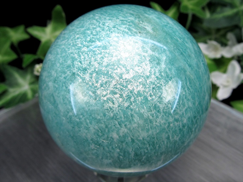人気の霜降り & シラー アマゾナイト 丸玉 置物 台座付 直径61mm 重さ310g 天河石 希望の象徴 幸運を呼ぶ石 一点物 モザンビーク 産 パワーストーン 天然石