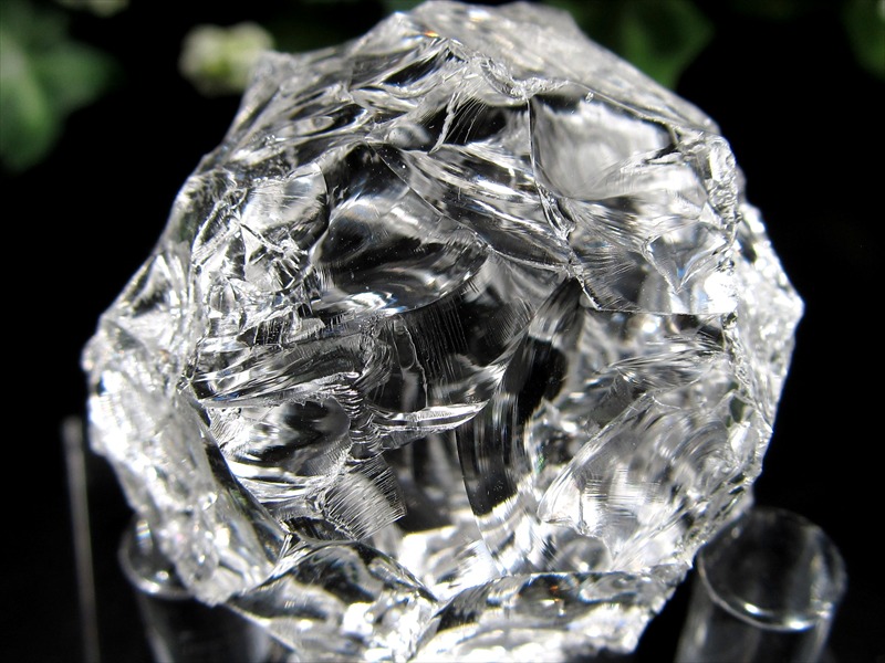 宙に浮く台座付き かっこみ水晶 置物 直径約40mm 氷のような透明感と唯一無二の造形美 ブラジル 産 パワーストーン 天然石 天然水晶 置物 玄関