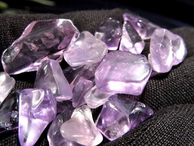 中粒タイプ ラベンダーアメジスト 紫水晶 さざれ 一袋約100g 粒の大きさ平均約5mm-20mm 2月の誕生石 キラキラ結晶 浄化用・インテリアに ブラジル産 sa-p
