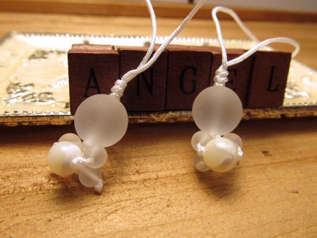 子育て 子宝のお守り 新作 水晶赤ちゃんストラップ 水晶babyがマザーオブパールを抱えています Comrose