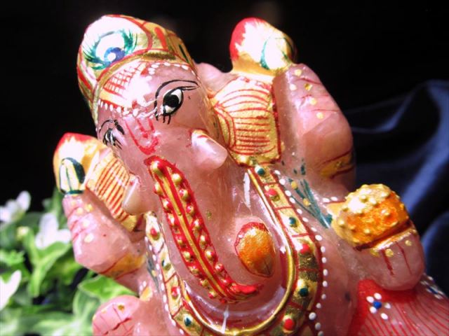 豪華22金カラー彩色タイプ ローズクォーツ ガネーシャ彫り置物 高さ約