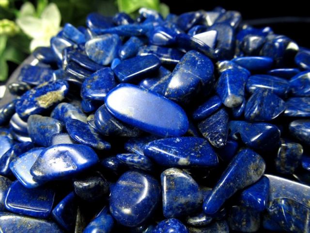 天然ラピスラズリ　青金石　宝石　原石　高品質　開運 品質UP 5A 艶々ラピスラズリ（青金石）さざれ 200グラム 粒の大きさ