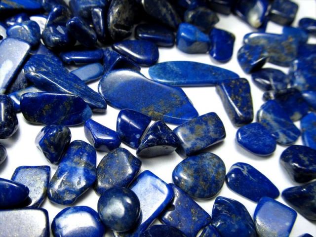 品質UP 5A 艶々ラピスラズリ（青金石）さざれ 200グラム 粒の大きさ