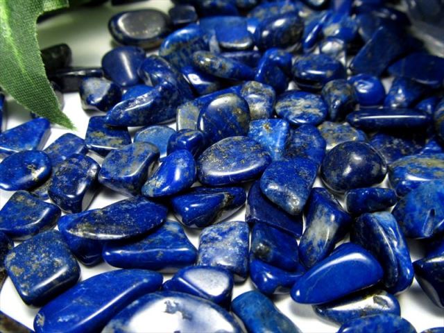 品質UP 5A 艶々ラピスラズリ（青金石）さざれ 200グラム 粒の