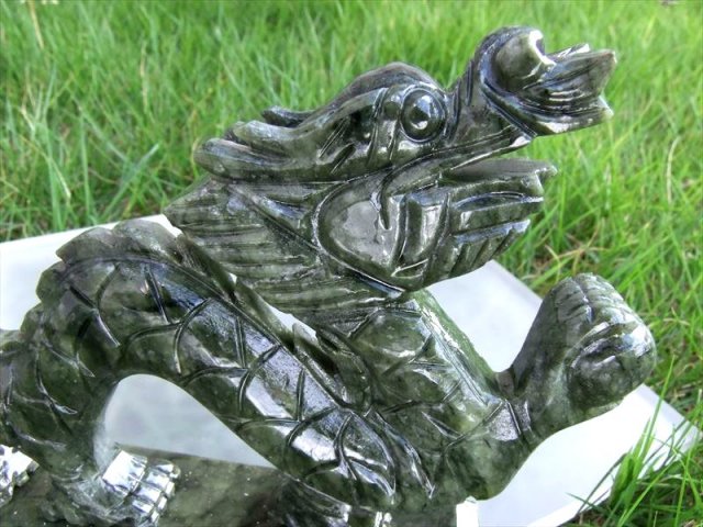 濃いグリーン 玉持ち龍神 サーペンティン(蛇紋石)龍彫刻置物 500