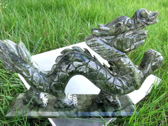 濃いグリーン 玉持ち龍神 サーペンティン(蛇紋石)龍彫刻置物 500