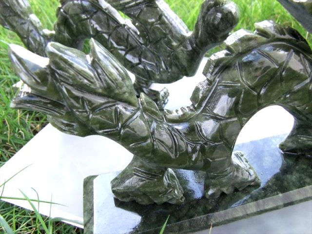 濃いグリーン 玉持ち龍神 サーペンティン(蛇紋石)龍彫刻置物 500-650g