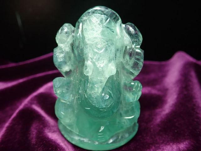 フローライト ガネーシャ彫り 置物 重さ134g 高さ6.4cm あらゆる障害を跳ね除ける守り神 集中力と思考力を高める石 天才の石 1点物 sai