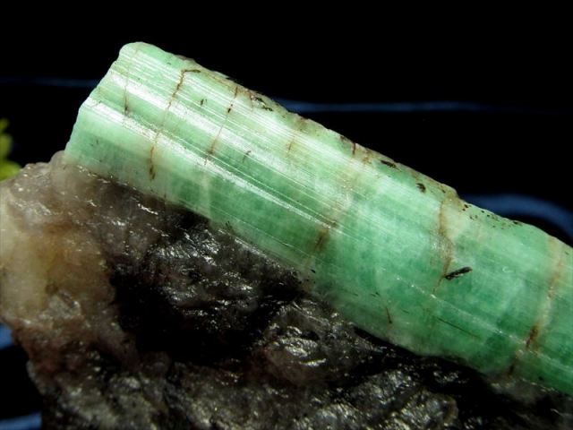 激レア エメラルド 結晶原石 母岩付き 最大幅66mm 重さ61g 四大宝石の1