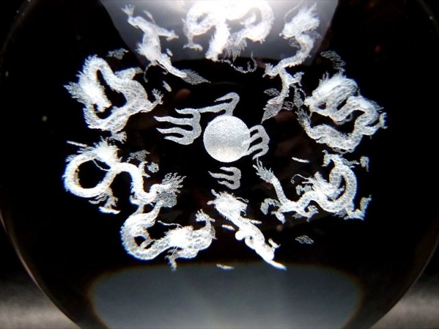 幻想的に浮かび上がった9匹の龍 クリスタルガラス製 人工水晶 レーザー彫刻の神龍 丸玉置物 直径約80mm 台座付き 九龍 ok-s inmy