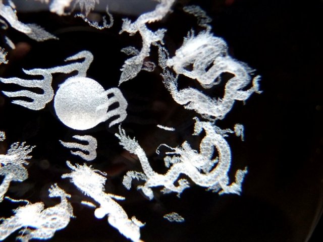 幻想的に浮かび上がった9匹の龍 クリスタルガラス製 人工水晶