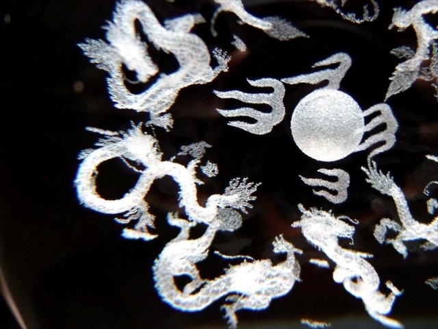 幻想的に浮かび上がった9匹の龍 クリスタルガラス製 人工水晶 レーザー
