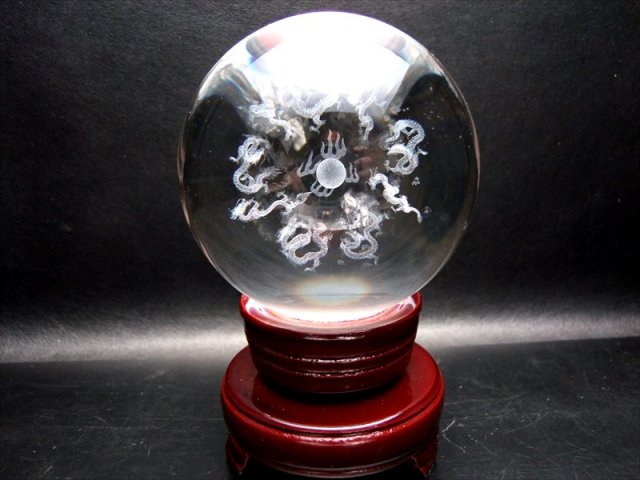 幻想的に浮かび上がった9匹の龍 クリスタルガラス製 人工水晶 レーザー