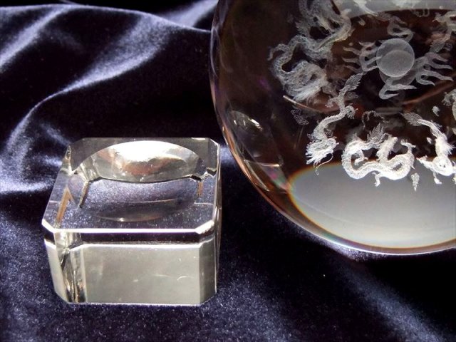 幻想的に浮かび上がった9匹の龍 クリスタルガラス製 人工水晶 レーザー