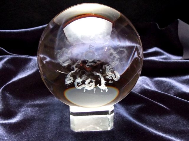 幻想的に浮かび上がった9匹の龍 クリスタルガラス製 人工水晶