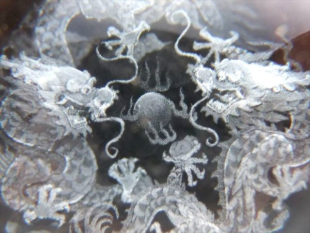 五本爪の双龍 (2匹の龍神) 丸玉 クリスタルガラス製 専用台座付き 直径約80mm レーザー彫刻の神龍 幻想的に浮かび上がった ドラゴンボールモチーフ 龍玉付き 人工水晶 置物 sai ok-s inmy