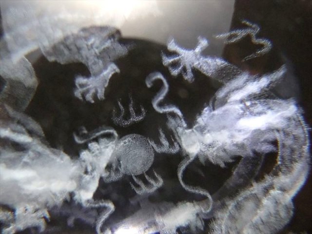五本爪の双龍 (2匹の龍神) 丸玉 クリスタルガラス製 専用台座付き 直径 