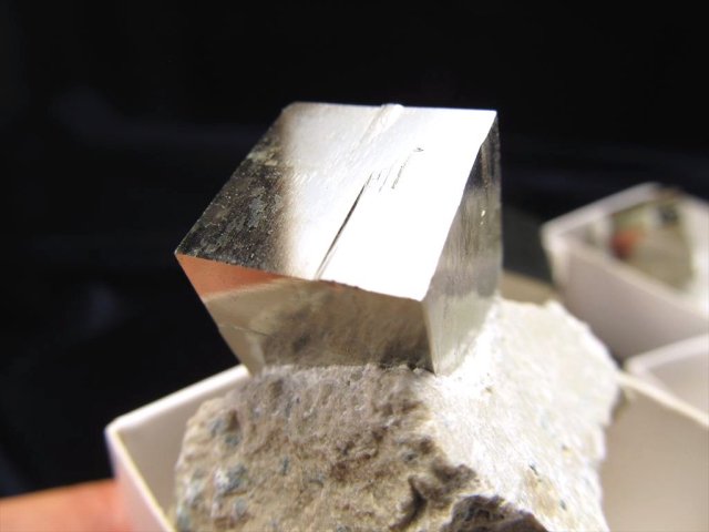 母岩付きタイプ ミニ原石 パイライト キューブ 母岩付きミニチュア原石